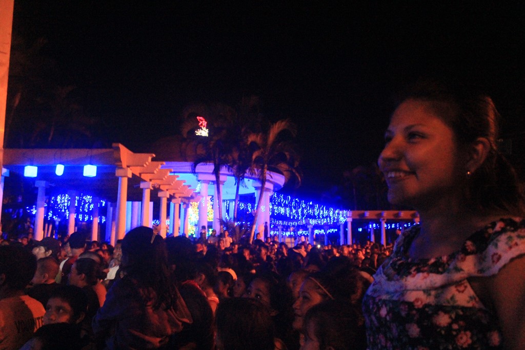 Decenas de personas acuden al acto de inauguración de la iluminación navideña en el parque La Unión, Escuintla. (Foto Prensa Libre: Melvin Sandoval)