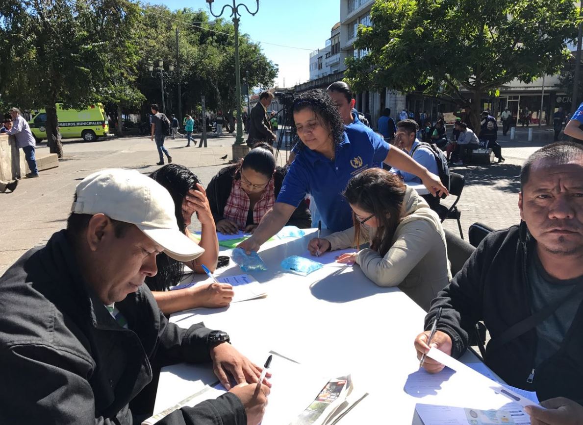 Más de 200 plazas para vacacionistas se ofrecen en el quiosco de empleo ubicado en el Parque Central de la Zona 1. (Foto Prensa Libre: Mintrab)