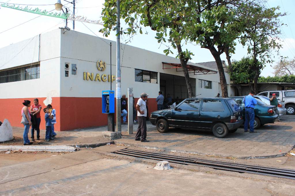 Morgue de la cabecera de Escuintla, donde permanece el cadáver carbonizado. (Foto Prensa Libre: Enrique Paredes).