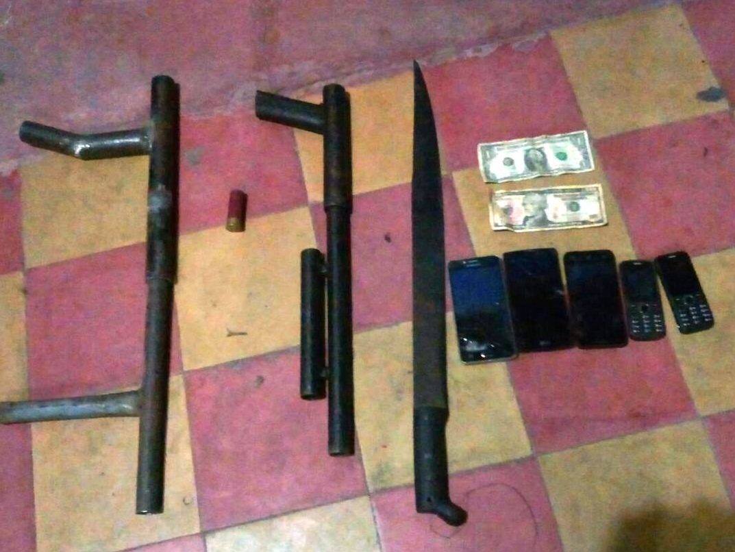 Armas y teléfonos móviles decomisados a cuatro salvadoreños detenidos en Moyuta, Jutiapa. (Foto Prensa Libre: PNC)