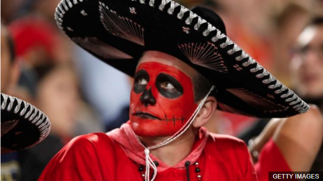 Un aficionado de los Chiefs no solo sufrió la derrota de su equipo sino que tampoco pudo estrenar su sombrero en México. (Foto Prensa Libre: BBC News Mundo)