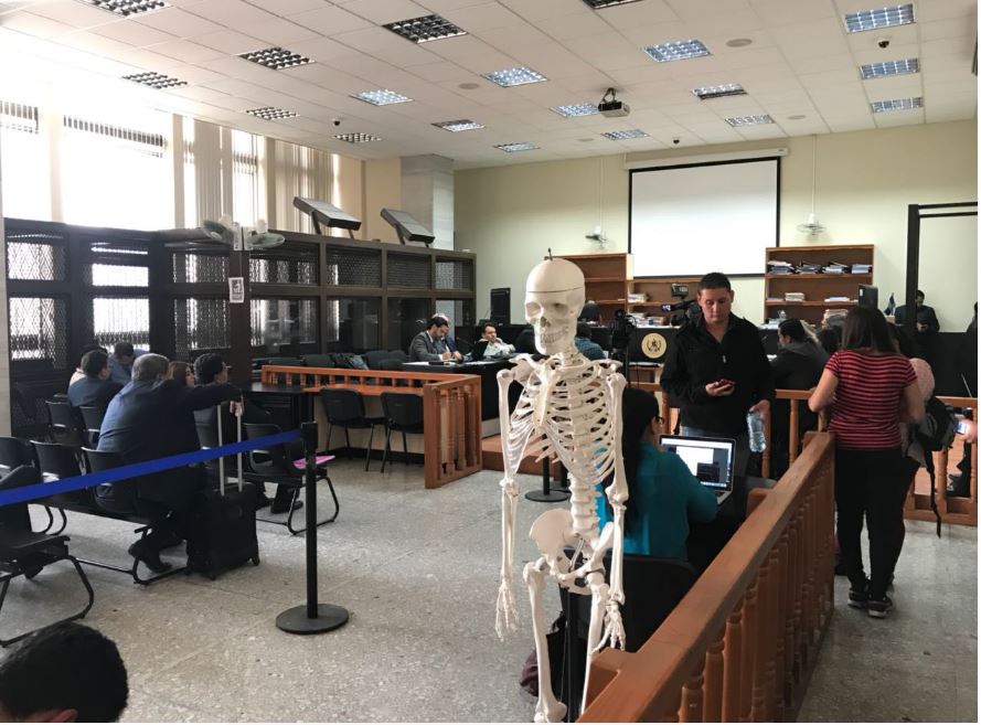 Un esqueleto plástico fue llevado a la audiencia para explicar supuestas dolencias de varios de los sindicados en el caso Cooptación del Estado. (Foto Prensa Libre: Paulo Raquec)