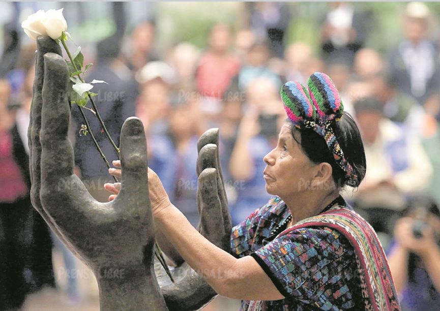 Los Acuerdos de Paz, ingresaron hoy a la lista de los documentos de Memoria del Mundo de la UNESCO. (Foto Prensa Libre: Hemeroteca PL)