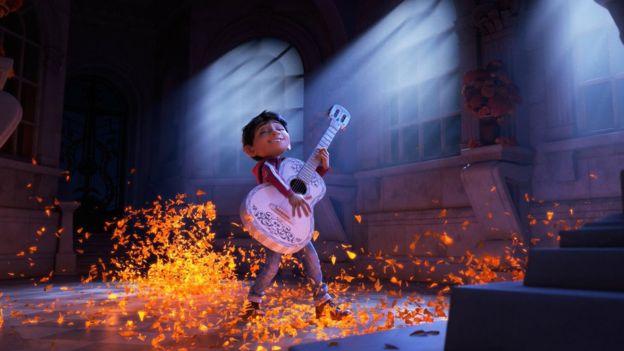 Miguel es el niño protagonista de la cinta "Coco". (Foto Prensa Libre: Disney-Pixar)