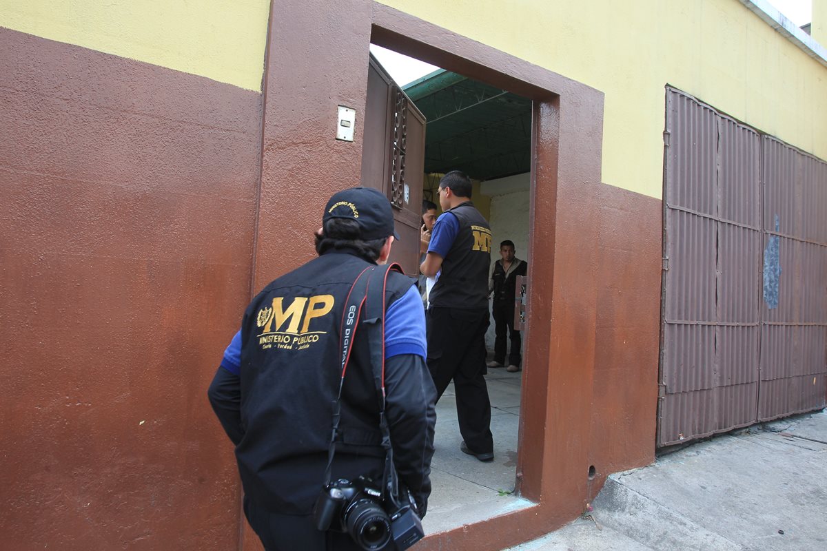 El MP realiza las diligencias en la residencia luego del hallazgo del cadáver de María José Segura, el 14 de abril. (Foto Prensa Libre: Hemeroteca PL)