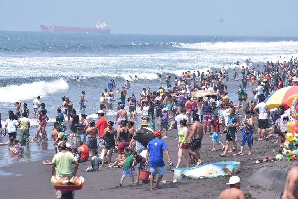 Guatemaltecos visitan playas de Puerto San José. (Foto Prensa Libre: Enrique Paredes).