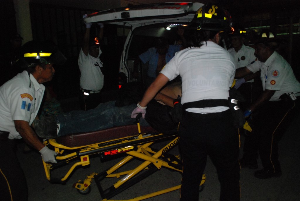 Bomberos Voluntarios auxilian a Yovani Tello, en Gualán. (Foto Prensa Libre: Víctor Gómez).