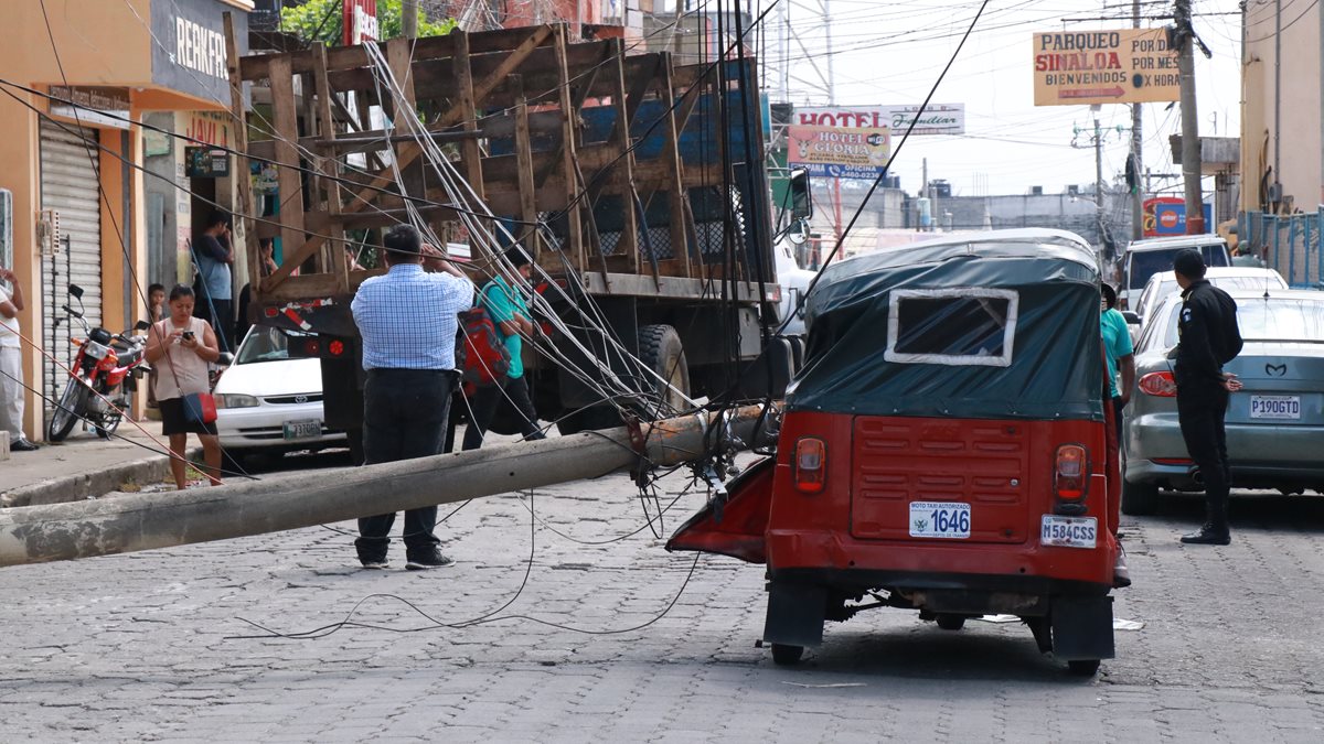 Poste de alumbrad púbico cayó sobre mototaxi en Mazatenango. (Foto Prensa Libre: Cristian Soto)