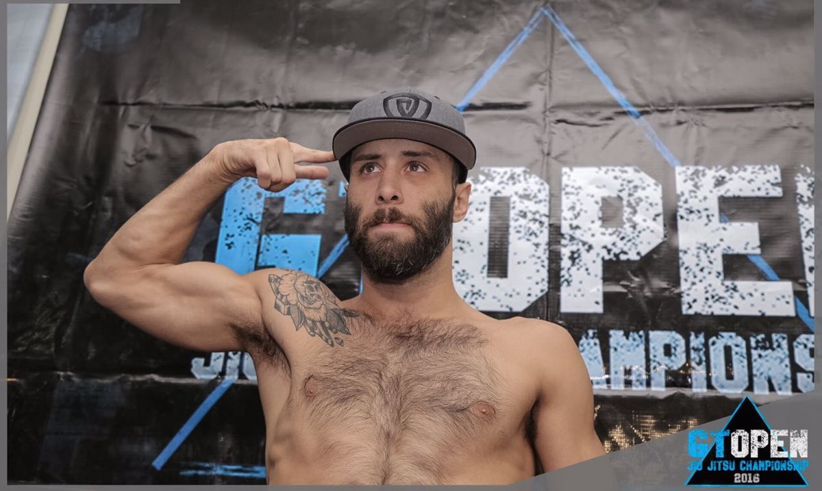 El estadounidense Sergio Hernández durante el pesaje en la conferencia de prensa donde presentaron el evento. (Foto Prensa Libre: Organización del Gt open Jiu Jitsu Championship )