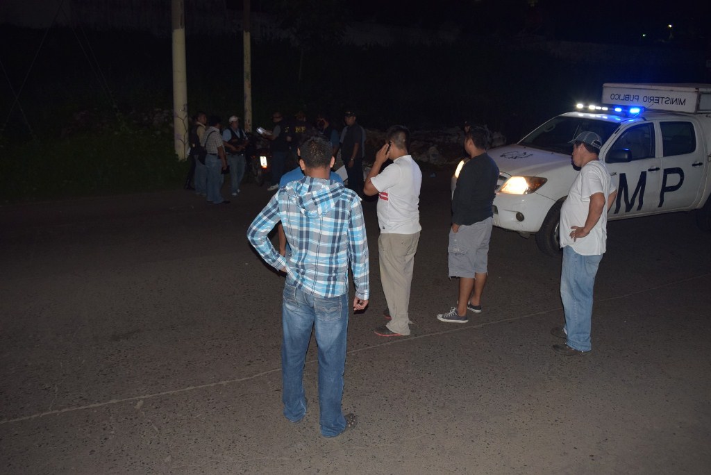 Curiosos permanecen en el lugar del ataque armado, en la zona 2 de Escuintla. (Foto Prensa Libre: Enrique Paredes).