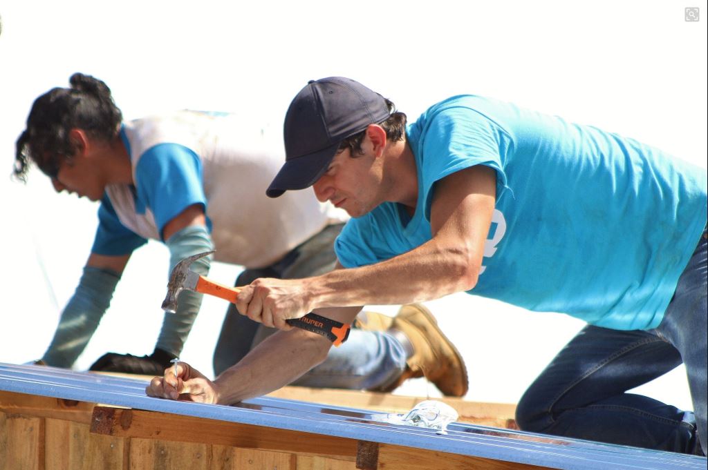 Charles Fernández, seleccionado de pentatlón, durante los trabajos de construcción en Escuintla. (Foto COG).