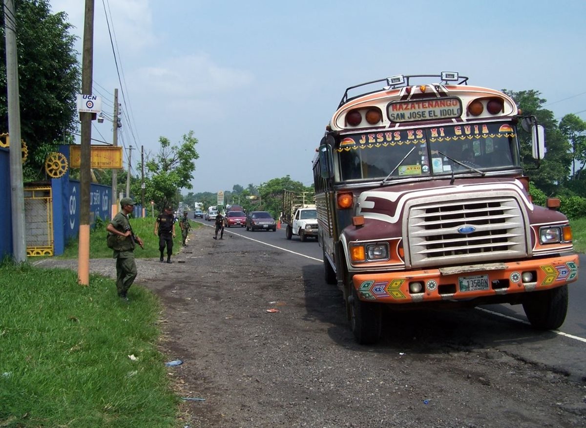 Las malas condiciones de la ruta al Pacífico y la falta de vigilancia de la PNC serían aprovechadas por delincuentes para asaltar a turistas. (Foto Prensa Libre: Hemeroteca PL)