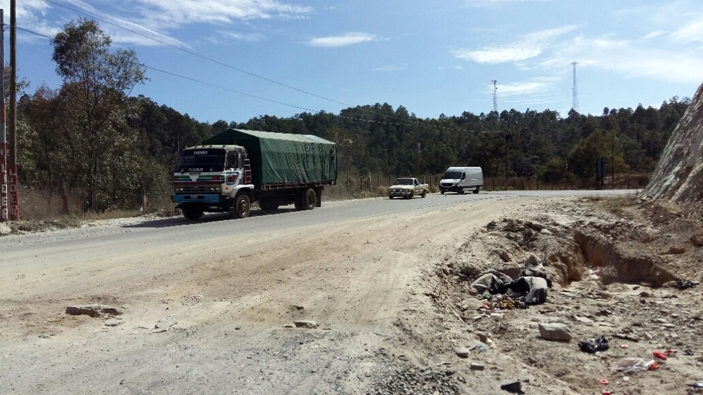 El deterioro de la red vial ocasiona un incremento en tiempo y costos al transitar por esas rutas. (Foto Prensa Libre: Hemeroteca PL)