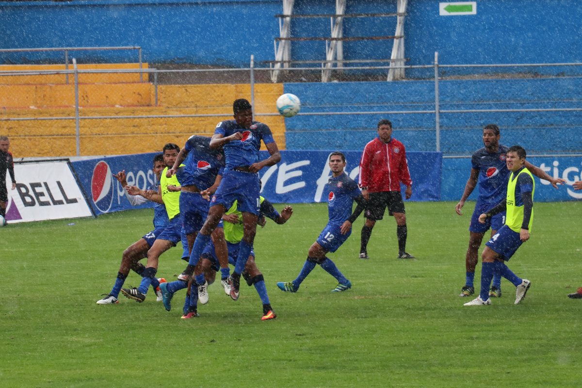 Ronald Gómez estuvo atento a los movimientos de sus jugadores para corregirlos. (Foto Prensa Libre: cortesía Ronald Gómez)