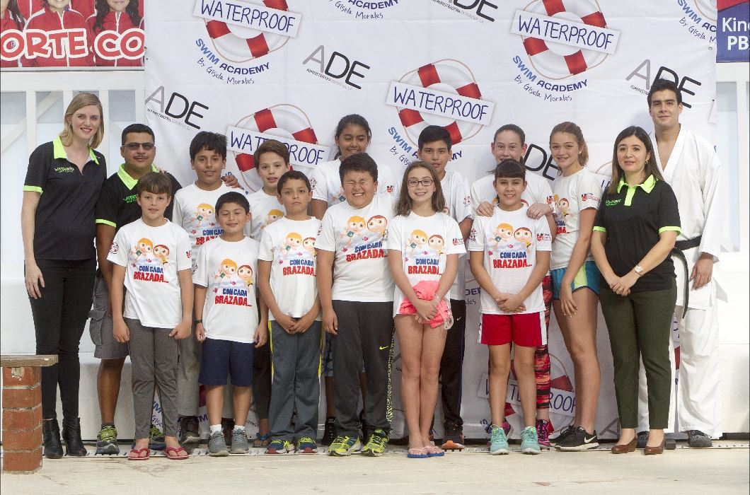 Gisela Morales —primera de izquierda a derecha— posa con algunos de los estudiantes de Swin Academy Waterproof. (Foto Prensa Libre: Norvin Mendoza)