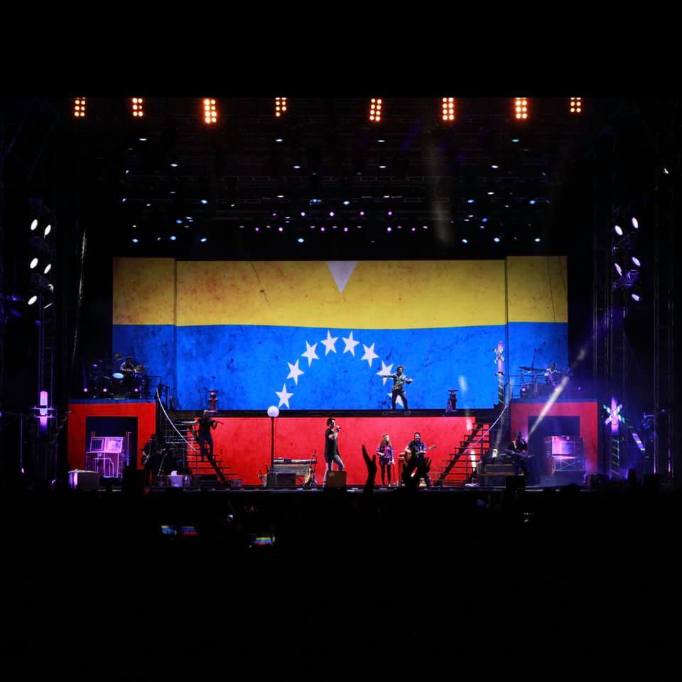 Ricardo Arjona, en uno de sus conciertos, con la bandera de Venezuela (Foto Prensa Libre: Facebook / Ricardo Arjona).