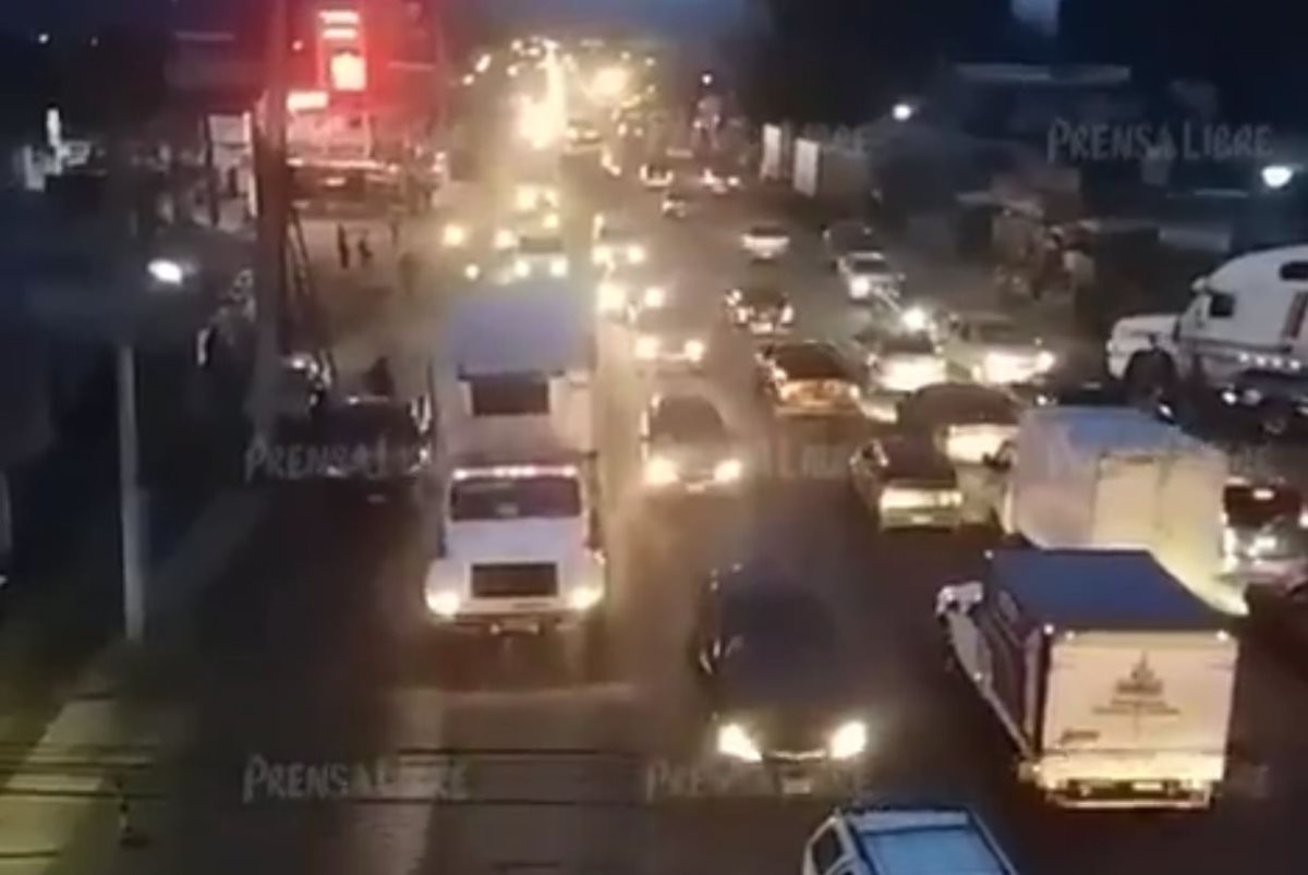 El tránsito es complicado en ruta Interamericana entre Zaragoza y El Tejar a la ciudad. (Foto Prensa Libre: Víctor Chamalé)