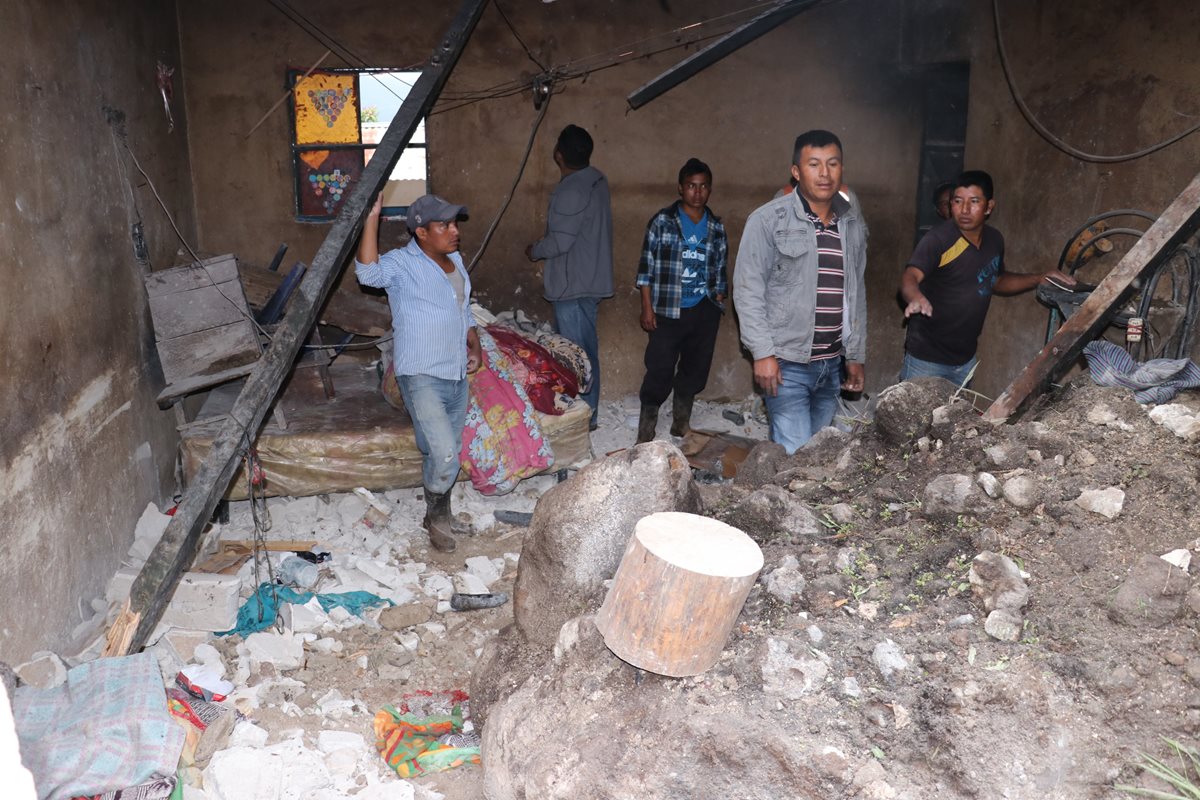 Una de las casas dañadas por el deslave en Tecpán Guatemala, Chimaltenango. (Foto Prensa Libre: Víctor Chamalé)