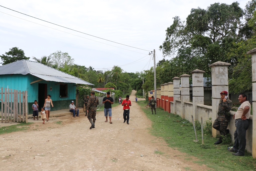 Soldados patruyan comunidades de la zona de adyacencia con Belice. (Foto Prensa Libre: Rigoberto Escobar)