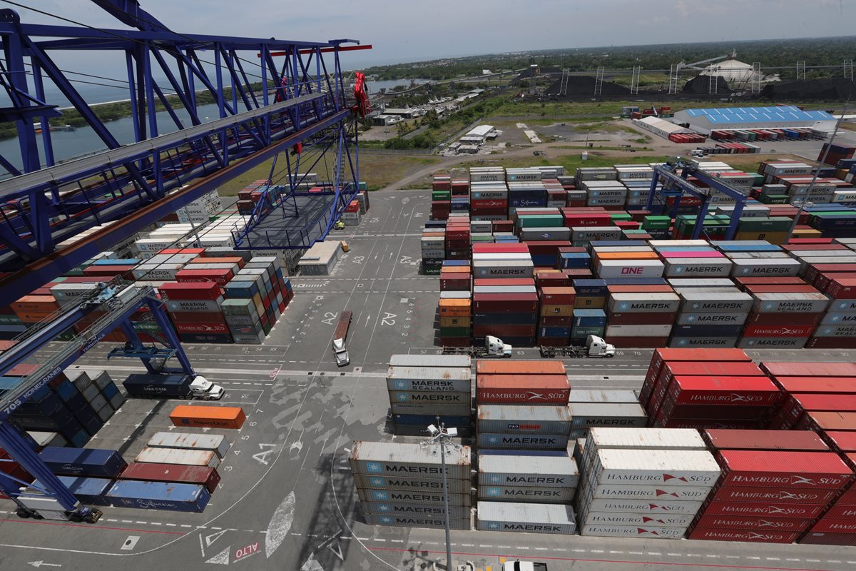 La APM Terminals Quetzal incrementó en nueve mil contenedores, cuando en promedio atendía siete mil contenedores, lo que generó congestionamiento en el patio. (Foto Prensa Libre: Estuardo Paredes, tomada con dron)