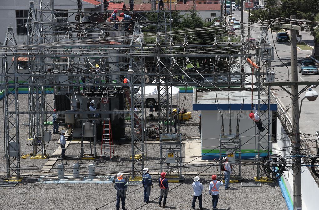 Panorámica de un sector de la zona 2 de Xelajú que quedó parcialmente en tinieblas por el apagón que afecta la ciudad desde hace 12 horas. (Foto Prensa Libre: Mynor Toc) 