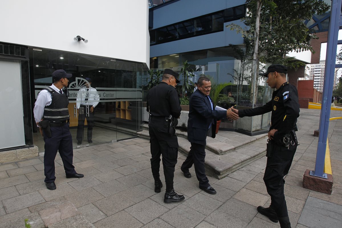 Auditores y abogados de la SAT, realizan notificación de intervención en las oficinas de Aceros de Guatemala.(Foto Prensa Libre: Hemeroteca PL)