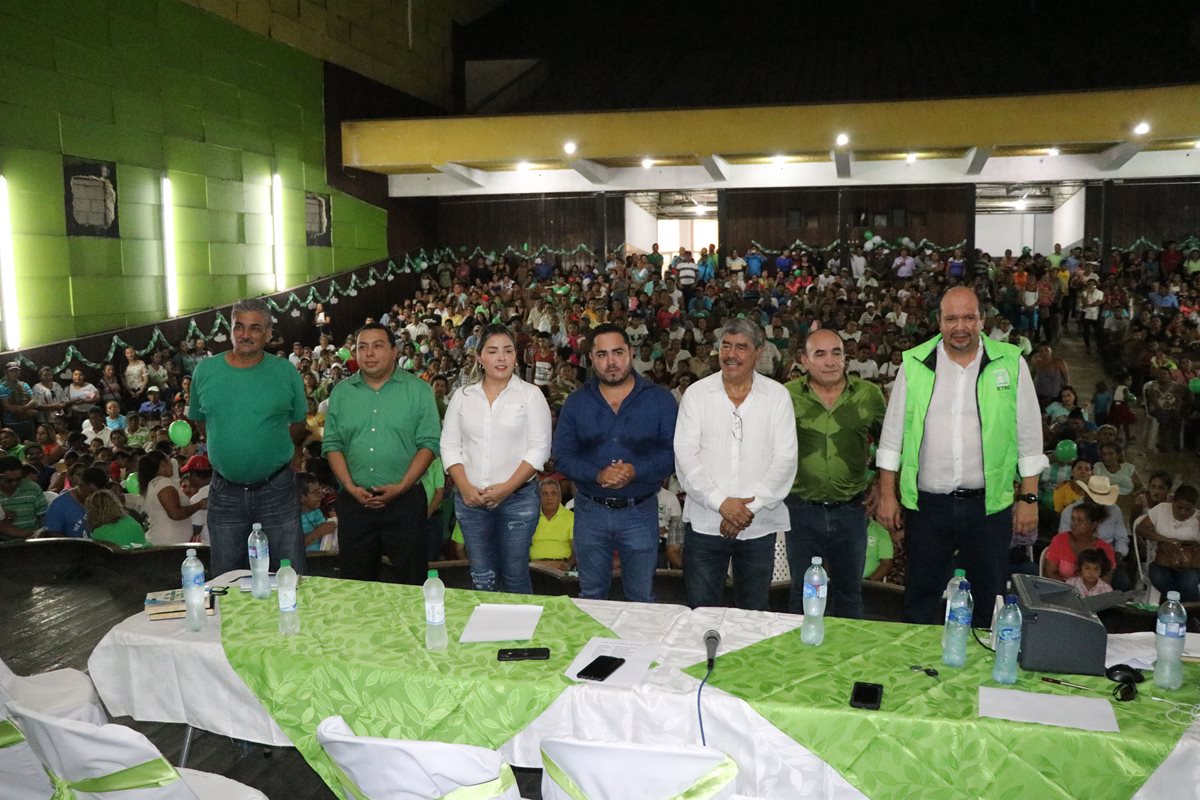 Guillermo Castillo, Selvyn Martínez, Vera Escobar, Ángel González, Carlos Mencos y Vitelio Lam, candidatos a diputados por la UNE, y Orlando Blanco, diputado del partido. (Foto Prensa Libre: Carlos Paredes)