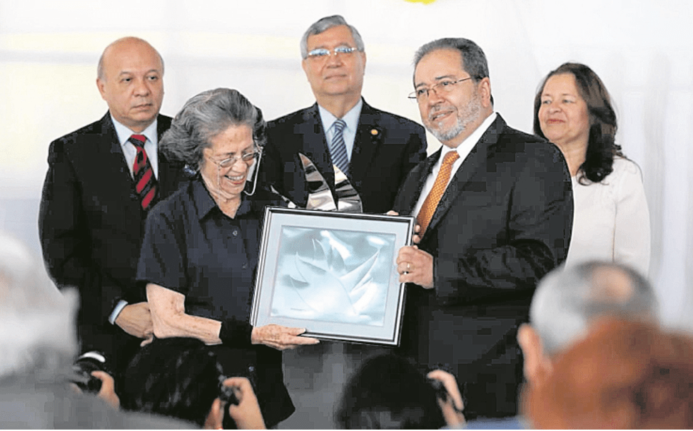 María Eugenia Gordillo, directora de la Hemeroteca Nacional, recibe la copia de una escultura de manos de Pepo Toledo. Detrás de ellos, José Luis Chea Urruela, ministro de Cultura y Deportes; Jafeth Cabrera, vicepresidente de la República, y Gladys Palala, viceministra de Patrimonio Cultural y Natural (Foto Prensa Libre: Óscar Rivas).