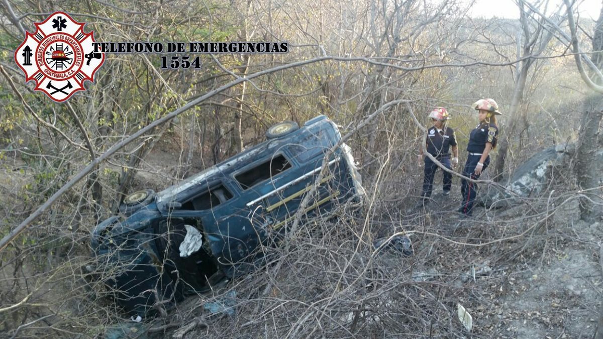 Microbús queda destruido luego de haber caído a hondonada en aldea El Rancho. (Foto Prensa Libre: Bomberos Municipales Departamentales)