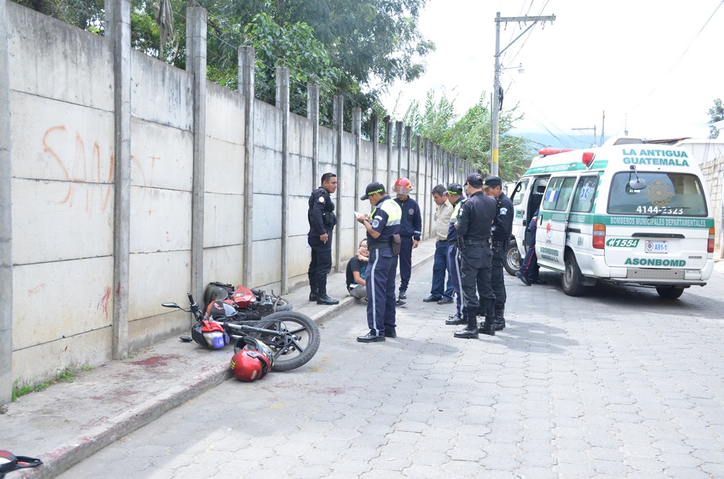 Socorristas atienden a sujeto que fue arrollado en Jocotenango, luego de que supuestamente asaltó a un transeúnte. (Foto Prensa Libre: Renato Melgar)