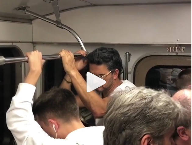 Ricardo Arjona mientras viaja en el metro de Moscú.