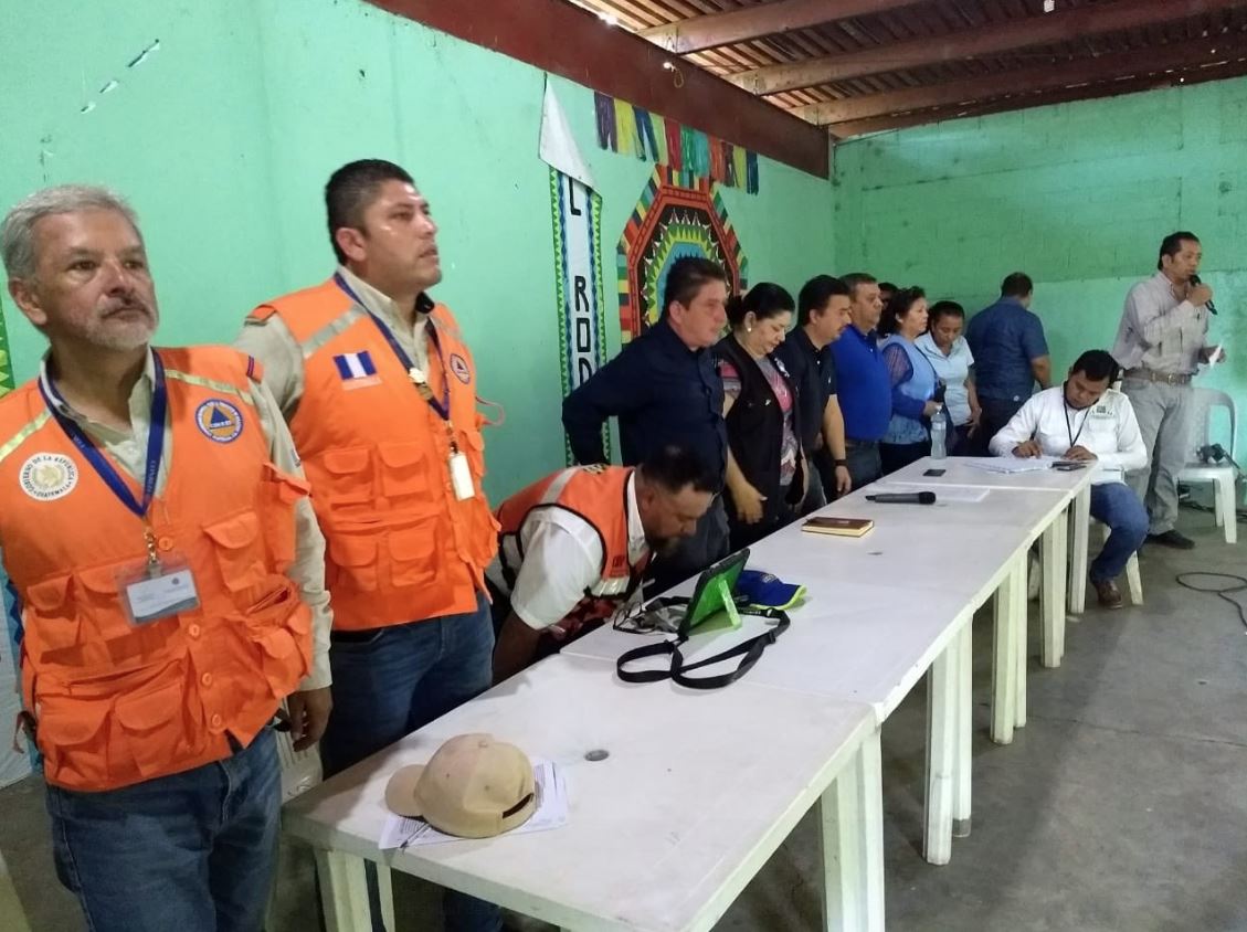 Se realiza reunión en aldea El Rodeo, Escuintla para socializar el Dictamen (001-2018) que emitió el Consejo Científico. (Foto Prensa Libre: Conred)