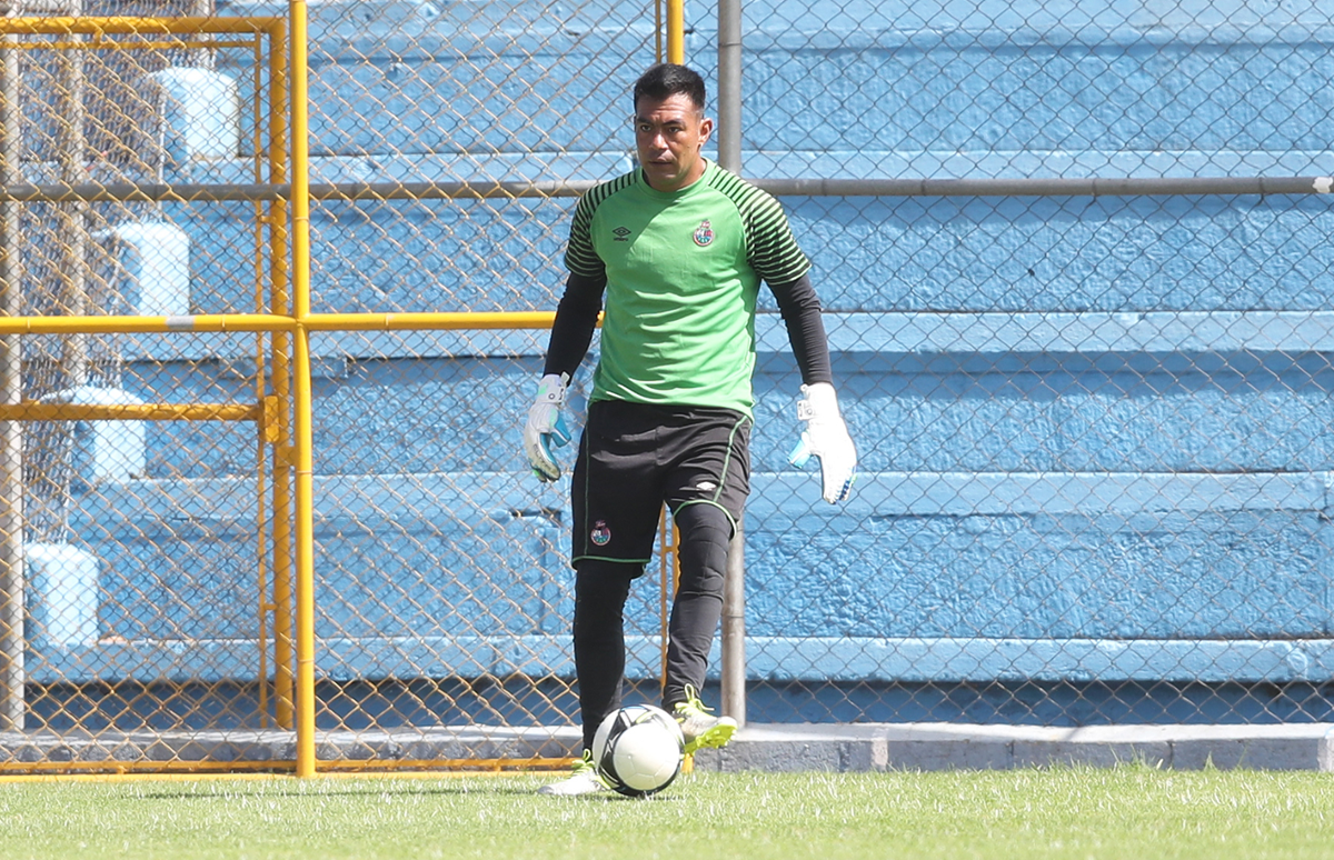 El portero Paulo César Motta considera que Municipal tiene opciones para clasificar a la fase final y el Clásico será determinante. (Foto Prensa Libre: Francisco Sánchez)