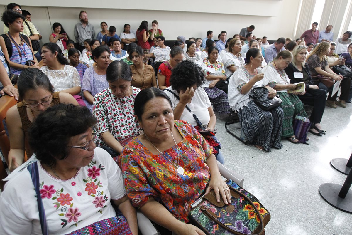 Mujeres Kekchíes asisten a la audiencia en el Juzgado de Mayor Riesgo A, el pasado martes. (Foto Prensa Libre: Hemeroteca PL)