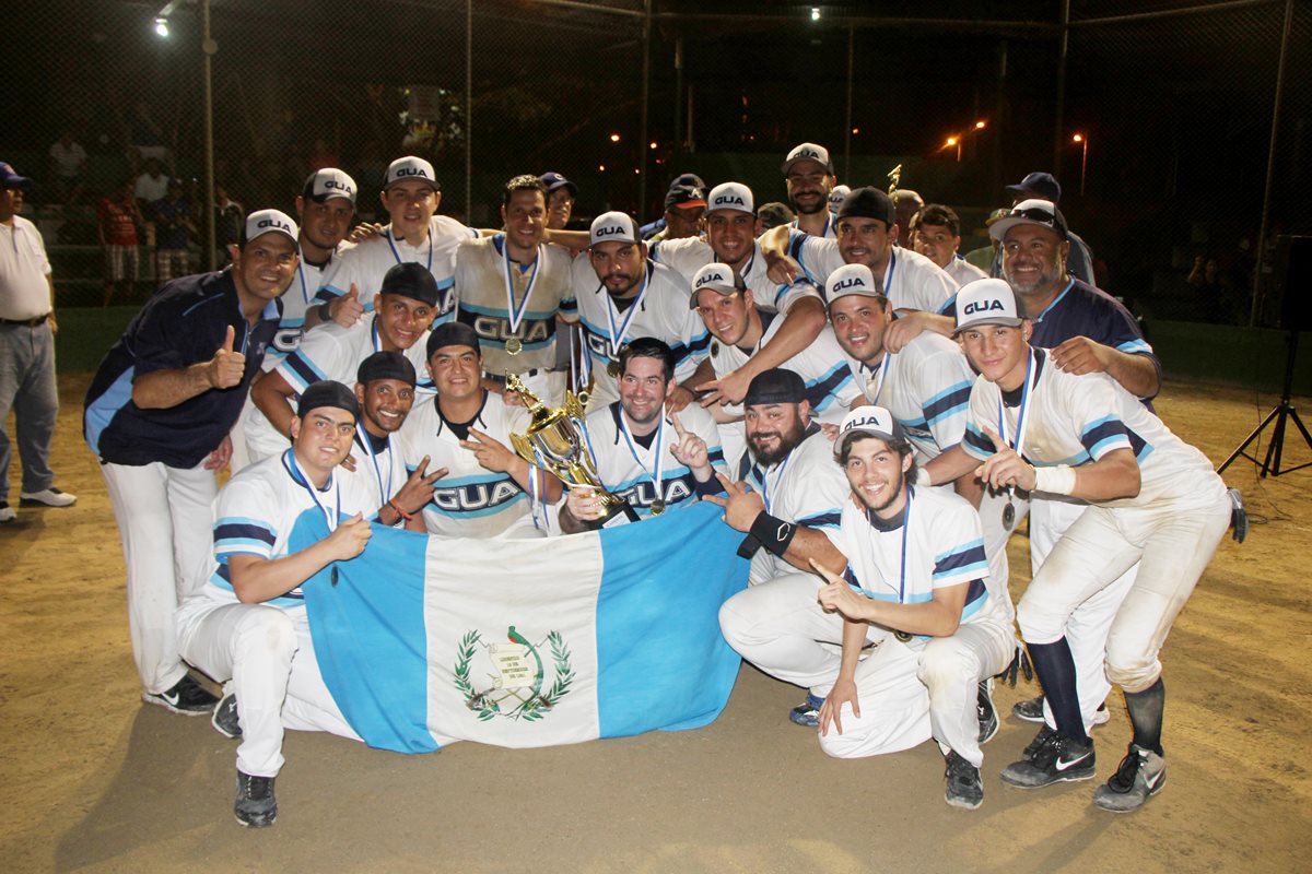 Los jugadores de la Selección Nacional de Softbol posan junto a la Bandera Nacional tras coronarse bicampeones centroamericanos. (Foto Prensa Libre: CDAG)