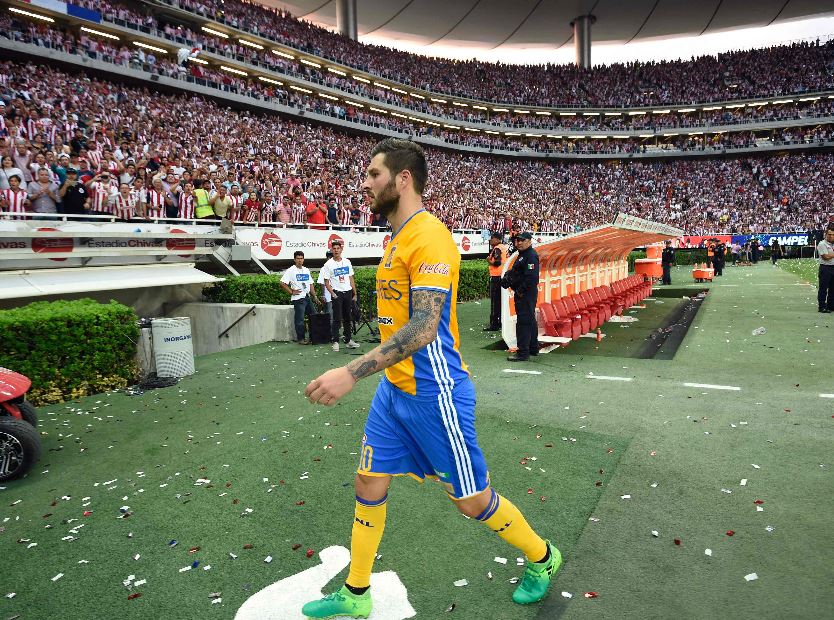 André-Pierre Gignac abandonó la cancha luego de perder frente a Gualajara. (Foto Prensa Libre: AFP)