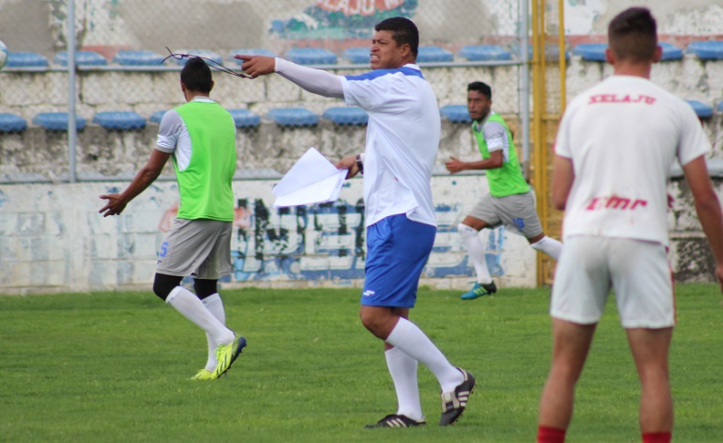 Ronald "la Bala" Gómez espera que su equipo llegue bien al arranque del torneo Apertura 2017. (Foto Prensa Libre: Raúl Juárez)