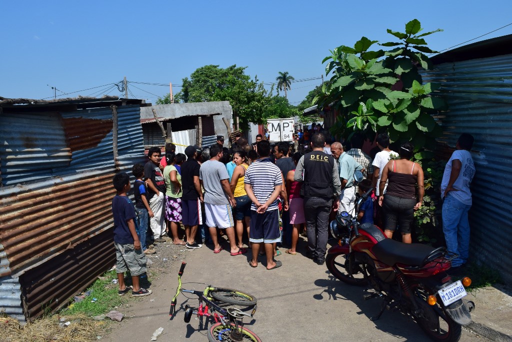 Curiosos permanecen en el lugar donde fue localizado el cadáver de Ramiro Ortiz, en Escuintla. (Foto Prensa Libre: Enrique Paredes).