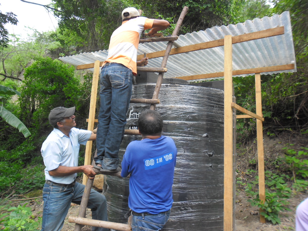 Mecanismos colocados en el corredor seco para captar el agua de lluvia.(Foto Prensa Libre: Usac)