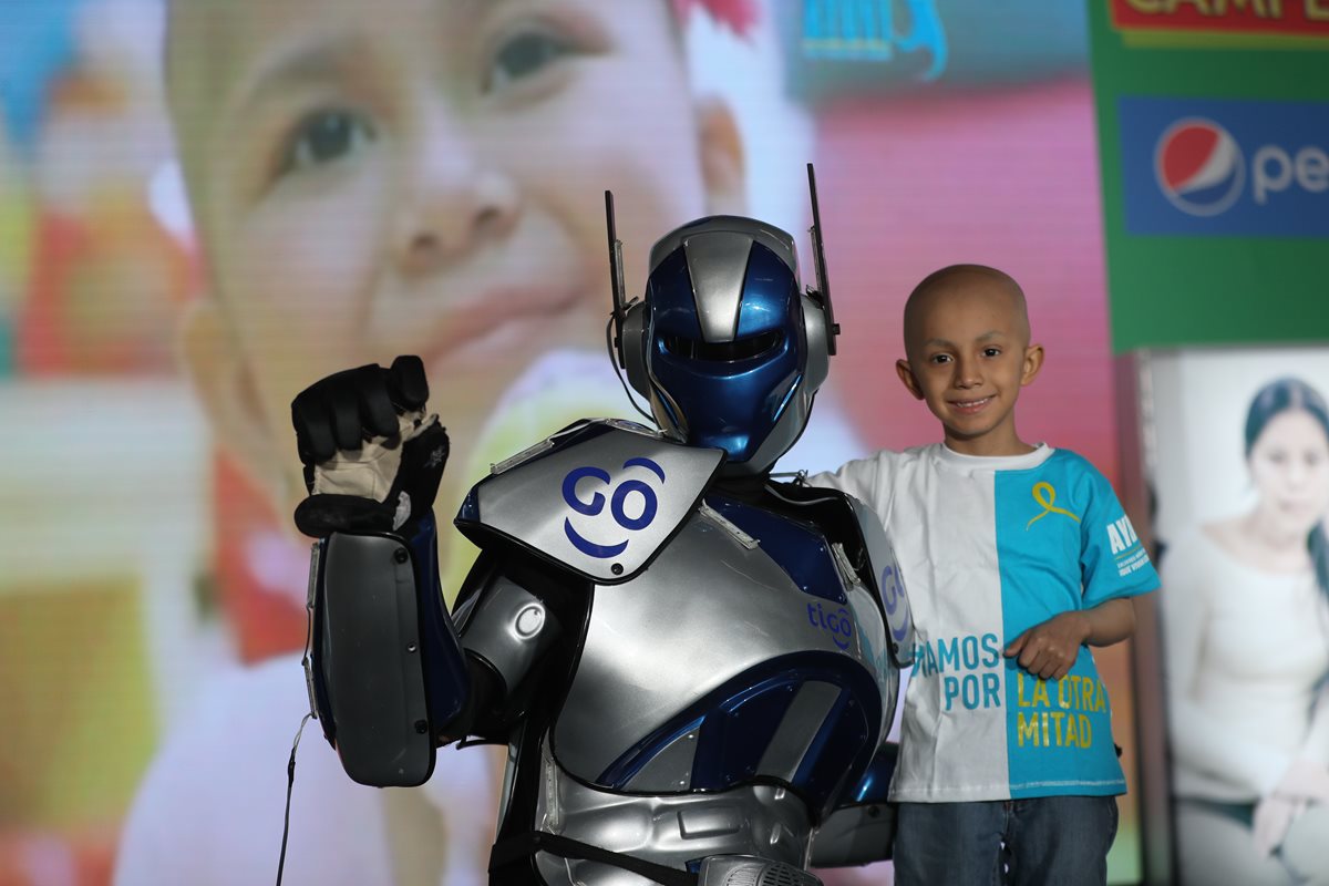 Pacientes de Ayuvi se divierten con personajes del cine, que participaron en la entrega de fondos, recaudados a través de la rifa Únete. (Foto Prensa Libre: Érick Ávila)