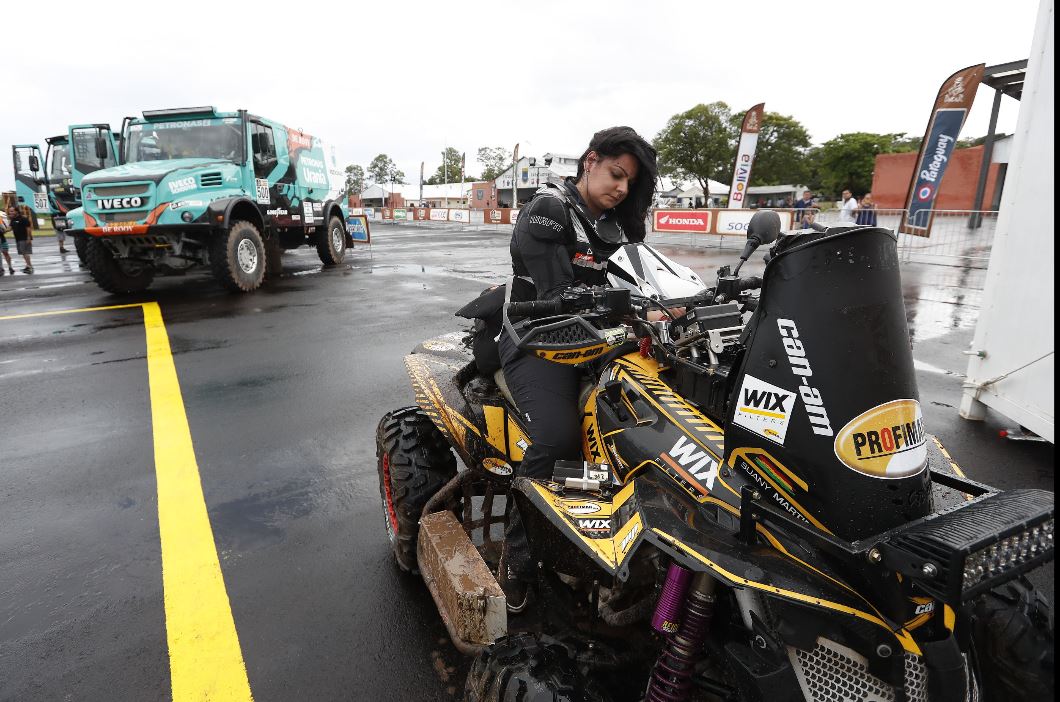 La boliviana Suany Martínez, de Can-am durante la segunda jornada de verificaciones técnicas del Rally Dakar 2017. (Foto Prensa Libre: EFE)