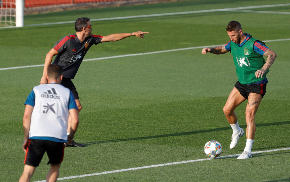 El entrenador Luis Enrique han tenido una muy buena relación desde el comienzo de la concentración con el capitán Sergio Ramos. (Foto Prensa Libre: EFE)