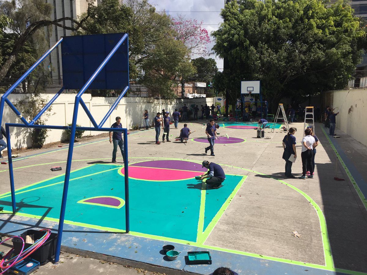 La cancha polideportiva, varias aulas, el área de juegos y un salón de lectura fueron parte de las renovaciones en el establecimiento educativo. (Foto Prensa Libre: Eduardo González)