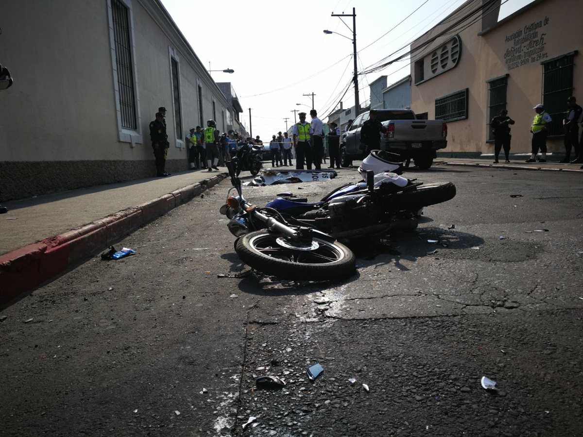 Motocicleta en la que se transportaban los policías municipales. Foto Prensa Libre: Érick Ávila.