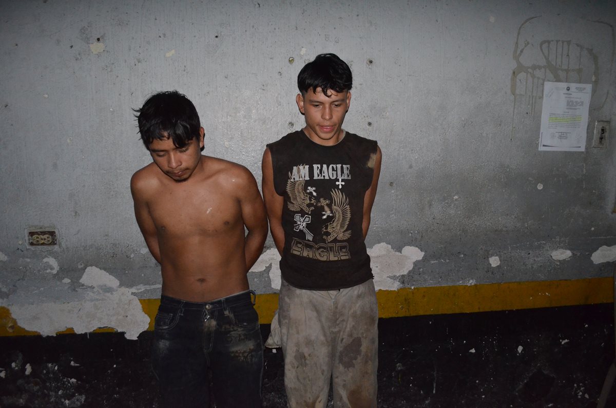 Los dos aprehendidos en la ruta entre Retalhuleu y Quetzaltenango, son sindicados de robo. (Foto Prensa Libre: Jorge Tizol)