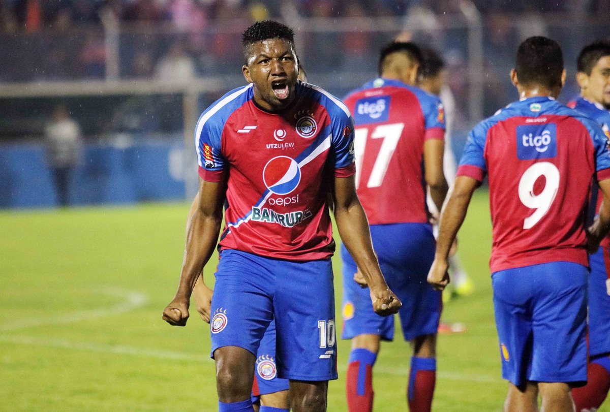 William Zapata grita a todo pulmón luego de anotar el segundo gol a Comunicaciones. (Foto Prensa Libre: Carlos Ventura)