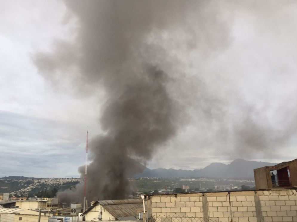 Una procesadora de pollo fue afectada por el incendio. (Foto Prensa Libre: Érick Ávila)