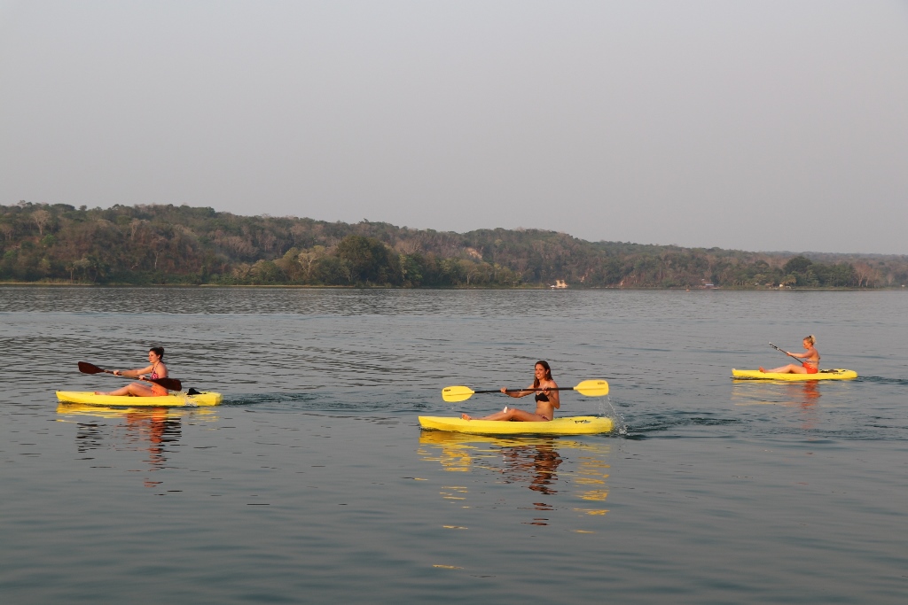 Turistas aprovechan la tarde calurosa para navegar en el lago Petén Itzá. (Foto Prensa Libre: Rigoberto Escobar)