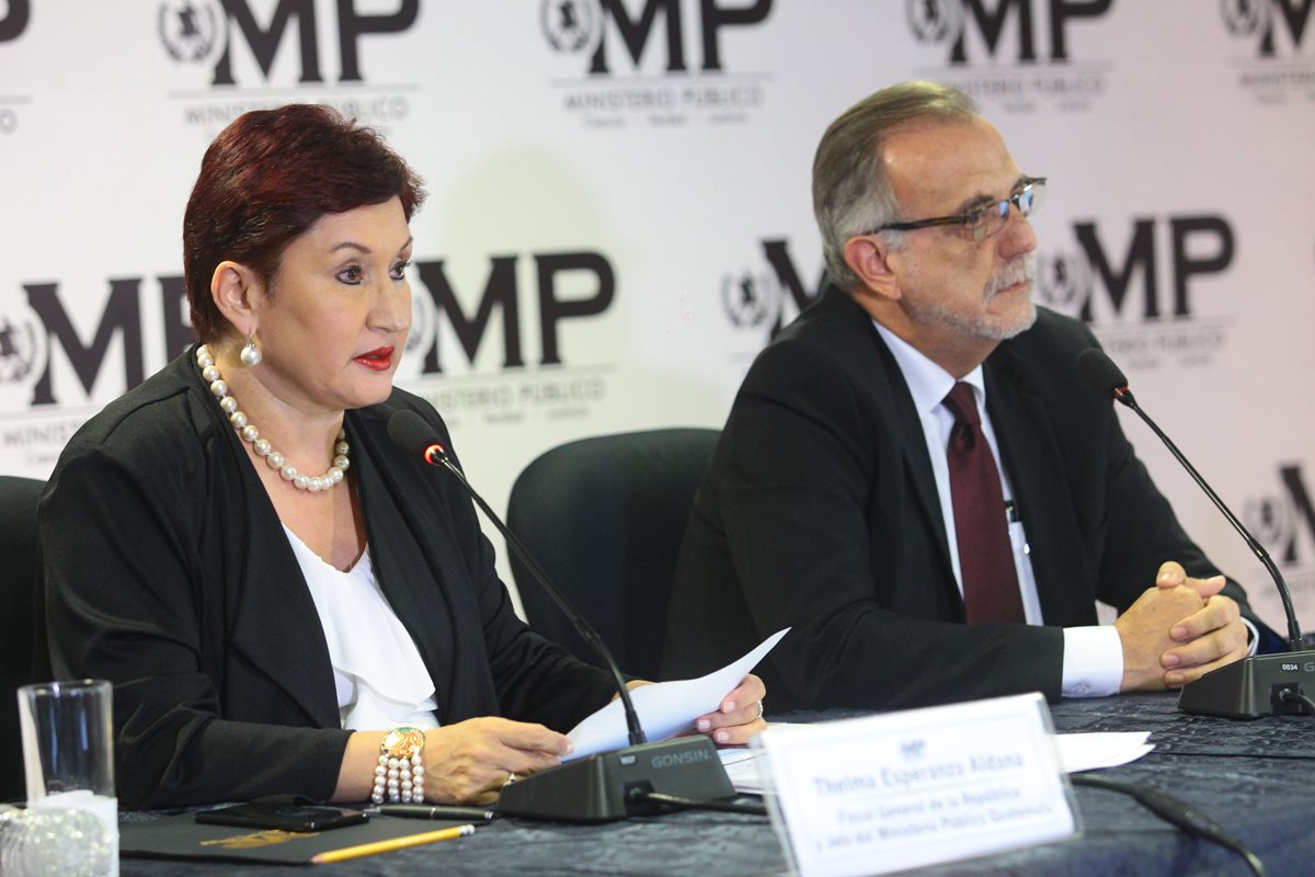 Fiscal General, Thelma Aldana, y el director de Cicig, Iván Velásquez, en conferencia de prensa sobre el financiamiento electoral ilícito de los partidos UNE y Líder. (Foto Prensa Libre: Álvaro Interiano)