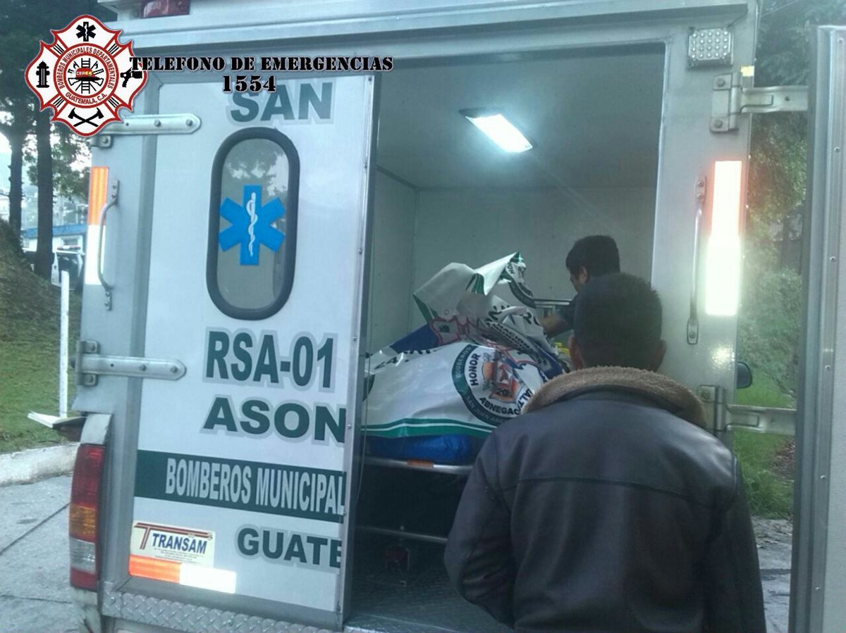 Socorristas trasladan a heridos en accidente en ruta Interamericana, cabecera de Sololá. (Foto Prensa Libre: Bomberos Municipales Departamentales)